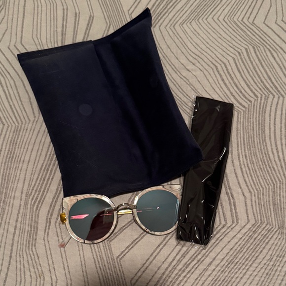 Gentle Monster - Round Sunglasses with Blue Lenses - Picture 1 of 3